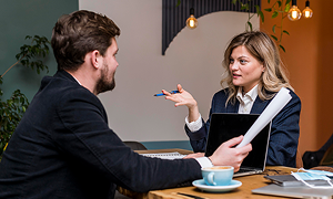 homme-d-affaires-et-femme-parlant-d-un-projet-de-travail-1 (1) homme d affaires et femme parlant d un projet de travail 1 1